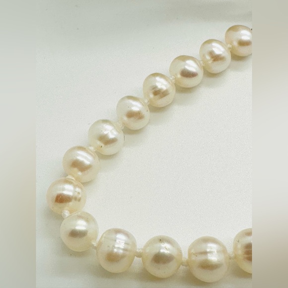 Vintage Pearl Necklace & Tahitian Post Earrings - Picture 11 of 15